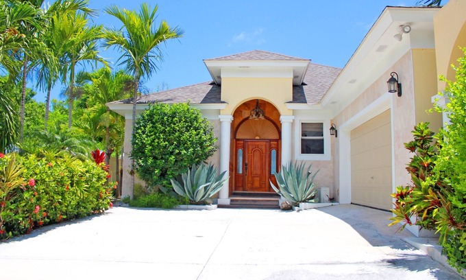Nassau Villa | PLUMERIA - A pasos de Orange Hill Beach