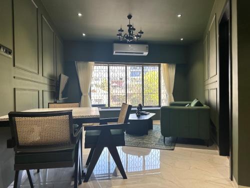 Pali Hill Apartamento | Plush Bandra West - Luxury 2BHK Apartment & Study