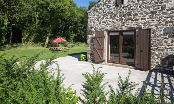Tavistock Casa | Plush Holiday Home in Tavistock with Garden near Swim Centre
