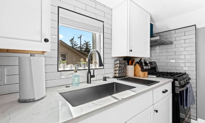 Plymouth Apartamento | Plymouth 2BR: Complete & Cozy