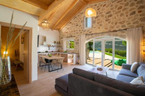 Evgiros Villa | Pnoes Villas Vasiliki Lefkada