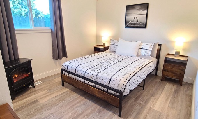 West End Casa | PNW Basecamp-Mins to Pt Defiance Zoo, Titlow Beach Park, 4 BR- Centrally Located