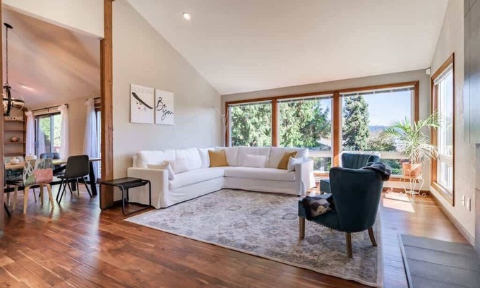 East Lake Hills Casa | PNW Contemporary Retreat near Lake Sammamish