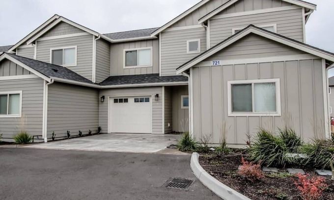 Sedro-Woolley Condominio | Nueva casa de pueblo moderna totalmente amueblada