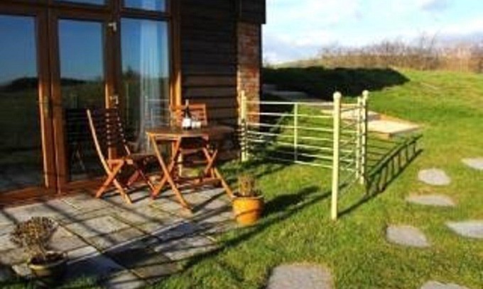 Shorwell Casa | Poachers Hut - Captivating 1-bed Cottage Shorwell