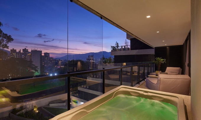 Las Lomas I Apartamento | Poblado - 2 BR - Private Hot Tub & Balcony - AC - 300mb - Wake 616!