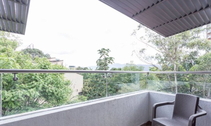 Villa Hermosa Apartamento | Poblado céntrico y amplio apartamento de dos pisos.