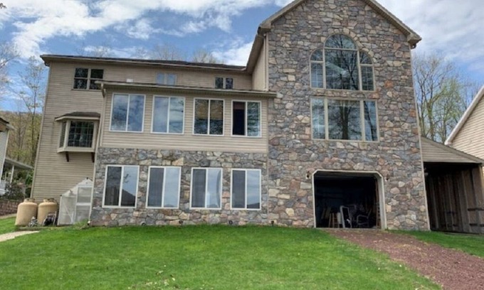 Drums Chalet De Esquí | Pocono Area Lakefront Estate, GREAT FOR KIDS, Pontoon boat for rent, game room.