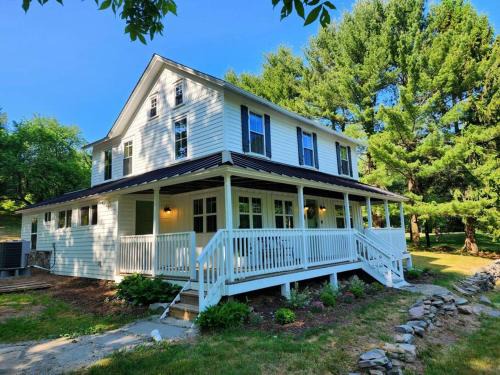 Stroudsburg Casa | Pocono Farmhouse - Fully Renovated 1881 Home