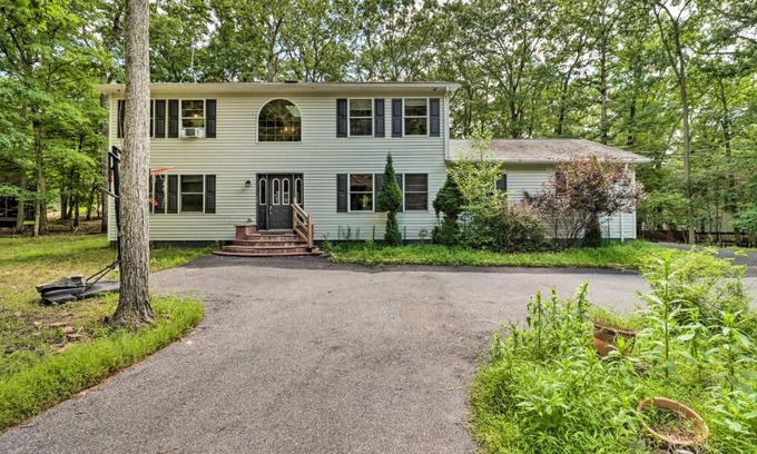 Bushkill Casa | Pocono Gem with Deck and Fire Pit, 9 Mi to Skiing!
