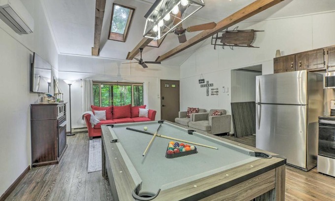 Pocono Lake Casa | Pocono Lake Relaxy Cabin with Resort Amenities!