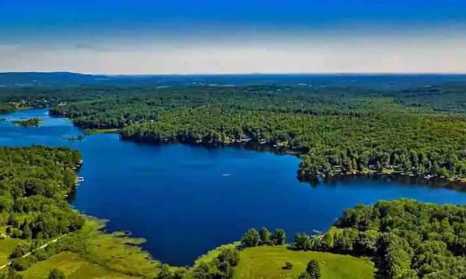 Lake Ariel Cabina | Pocono Lodge w/ Hot Tub + Fire Pit + Game Room