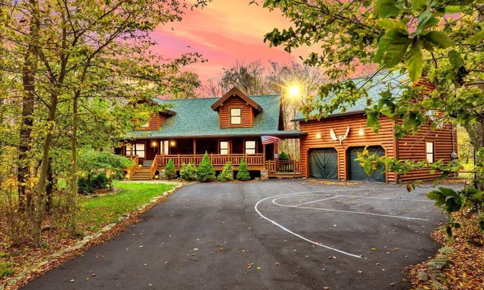 Gouldsboro Cabina | Pocono Log Cabin |Gold Star Community | Hot Tub