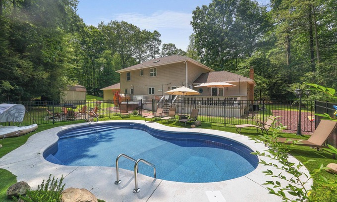 Stroudsburg Casa | Pocono Oasis l Private Pool l HotTub l Sauna l Game Room