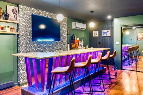 East Stroudsburg Casa | Pocono Speak Easy Hot Tub Golf Simulator 1920 Bar