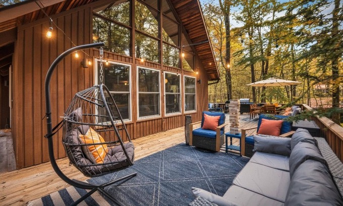 Gouldsboro Cabina | Poconos Chalet w/ Fire Pit, Deck, and Sauna in Big Bass Lake!