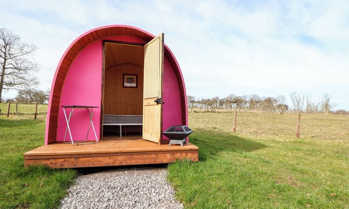 Saint Asaph Cabaña | POD 3, pet friendly, country holiday cottage in St Asaph