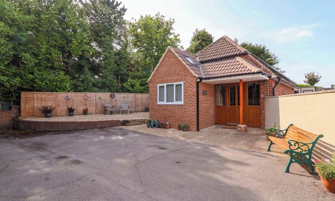 Bishopstone Cabaña | PODDINGTON COTTAGE, pet friendly, with a garden in Salisbury