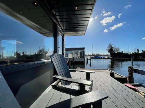 Municipality of Aalsmeer Apartamento | Poellodge, Luxe houseboot met zonnig terras