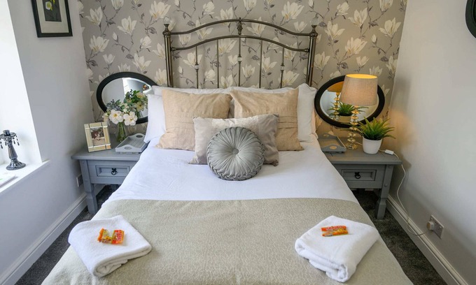 Abercwmboi Casa | Poet's Cottage: Breathtaking Aberdare Heritage
