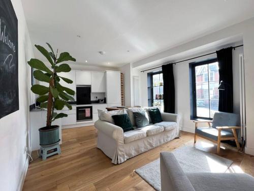 Hove Apartamento | Poets Rest, free parking, EV socket fees apply walk to beach