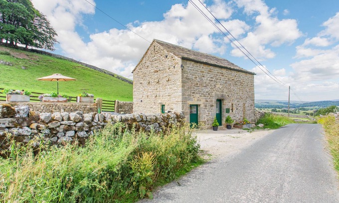 Skipton Casa | POGLES WOOD COTTAGE, pet friendly, with a garden in Grassington