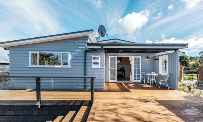 Surfdale Casa | Pohutukawa Cottage - the perfect spot for a relaxing break on Waiheke Island
