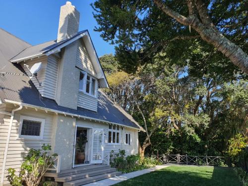 New Plymouth Casa | Pohutukawa House - New Plymouth Holiday Home