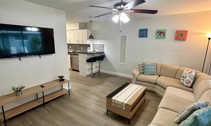 Lauderdale-by-the-Sea Apartamento | Poinciana LLC