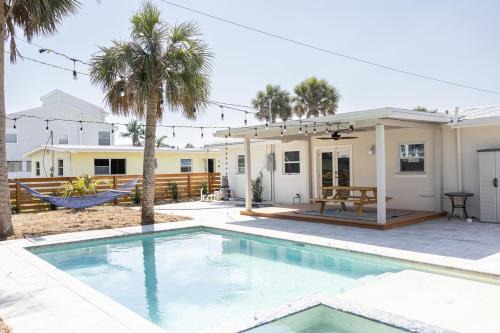 Mid Island Casa | Point Break! Walk to Beach - Cozy Beach Family Cottage with Pool