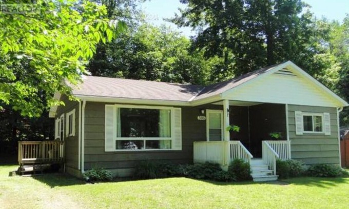 Huron-Kinloss Cabaña | Point Clark Cottage Getaway