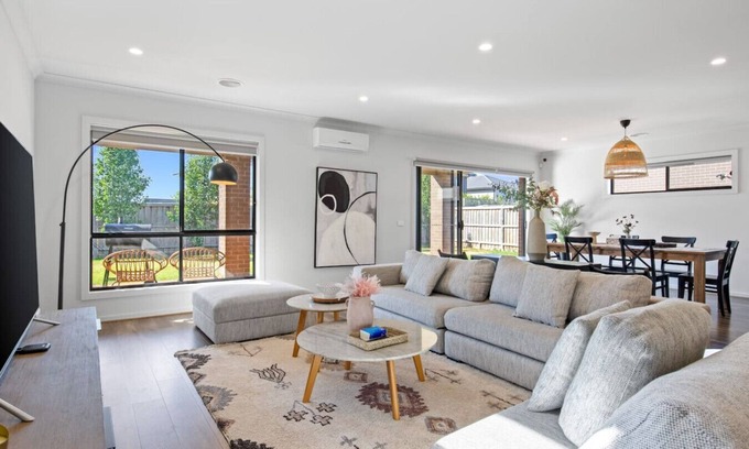 Point Cook Casa | Point Cook's Spacious and Comfy 4BR/2.5B Haven!
