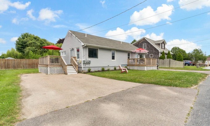 Narragansett Casa | Point Judith Cottage near Scarborough Beach