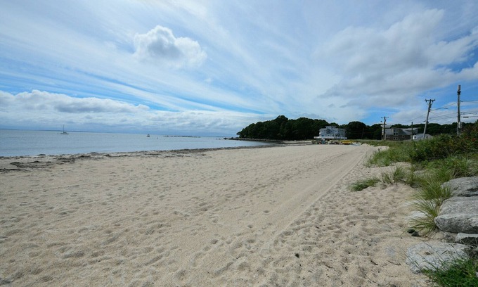 Old Lyme Casa | Point O Woods House walk to private beach