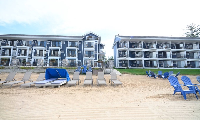 Traverse City Hotel | Pointes North Beachfront Hotel