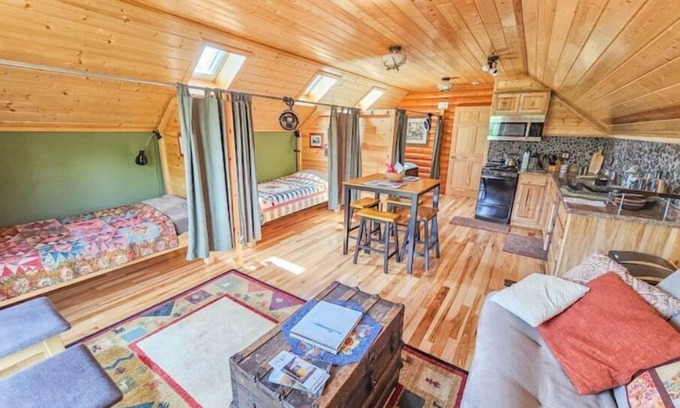 Hovland Apartamento | Points Unknown Guest Suite - Unique Lodging Experience with Sled Dogs