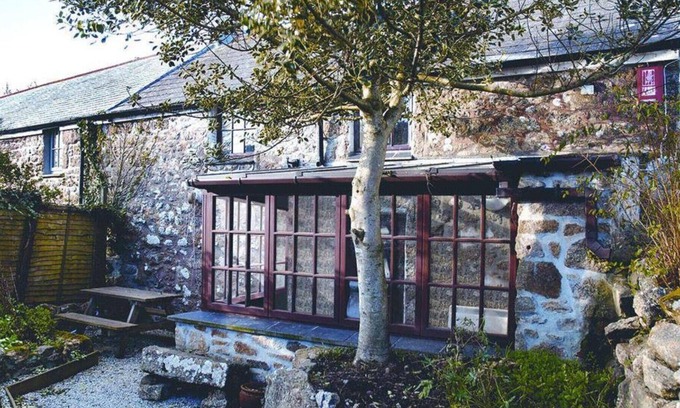 St. Buryan Casa | Poldhu Cottage is a Cornish granite cottage full of charm located in St Buryan near the Minack Theatre