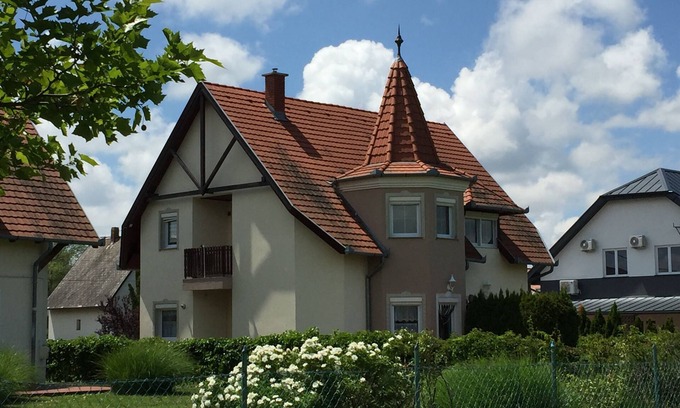 Balatonmariafurdo Apartamento | Poldis Villa only 50 m to the lake (DHH Maria)
