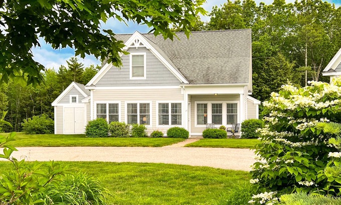 Arundel Cabaña | Polished home near the Kennebunks with pool, gym & game room