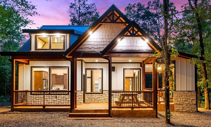 Pickens Cabina | Pond | Luxe Cabin | Playground | Pet-Friendly