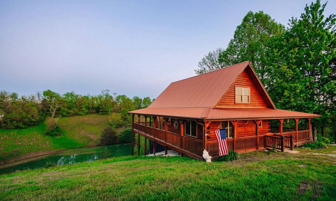 Primrose Cabina | Pond Paradise - Private Pond | Hot Tub | Off-Road Parks | Fire Pit