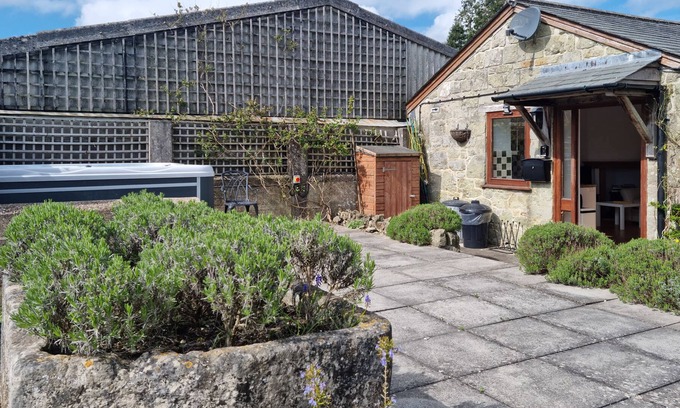 Ebbesborne Wake Cabaña | POND, pet friendly, with hot tub in Ludwell
