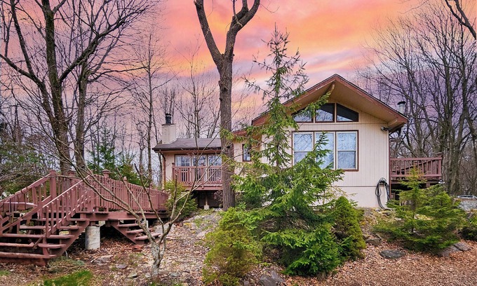 Tunkhannock Township Cabina | Pond Place by AvantStay | Game Room, Deck, Fire Pit