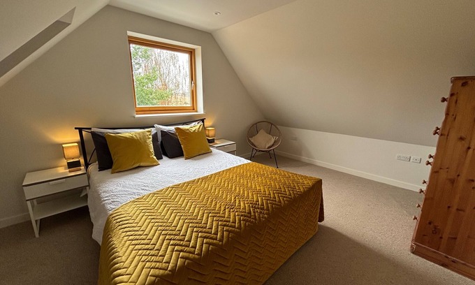 Bulmer Cabina | Pond View Loft - Sleeps 2 - Pet Friendly