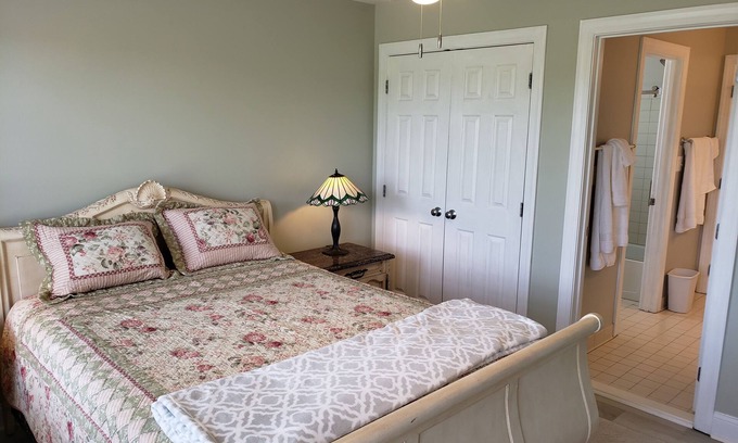 Ridgeway Casa | Pond View Room