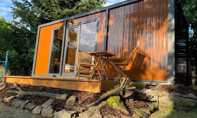 Dolni Laz Chalet De Esquí | Pond view tiny house with big patio and breakfast, rural
