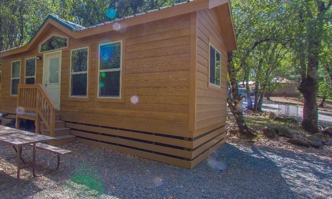 Lotus Complejo | Ponderosa Camping Resort One-Bedroom Cabin 4