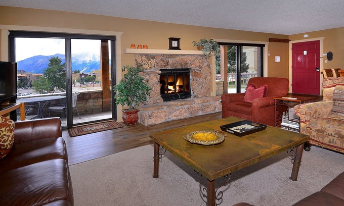 Crested Butte Condominio | Ponderosa condominio renovado 2 BR, jacuzzi, terraza, vistas! ¡Camina hacia las pendientes!