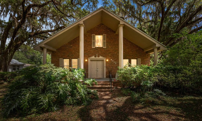 Gainesville Casa | Ponderosa Off The Beaten Path 5 Bedroom Farmhouse