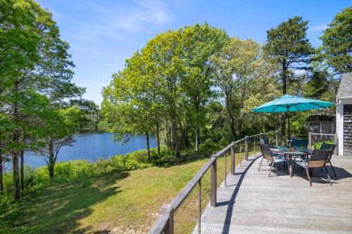 East Orleans Casa | Pondfront 1 Mile to Nauset Beach